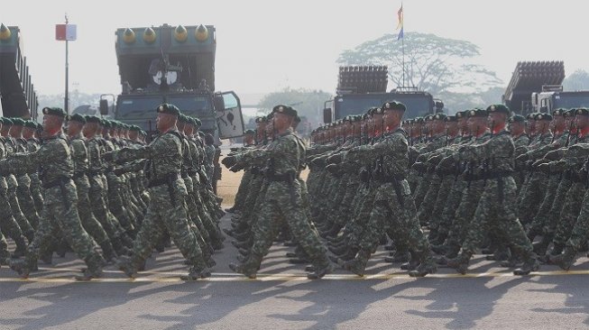 Para prajurit penjaga NKRI saat gladi resik HUT TNI ke-74 di Lanud Halim Perdanakusuma, Kamis (3/10/2019). (Suara.com/Angga Boedhijanto)