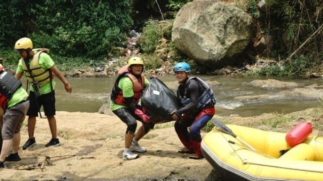 Relawan sungai kumpulkan berton-ton sampah dalam rangka World Clean up Day. (Dok Multi Bintang)