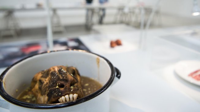 Kale pache atau kepala domba yang direbus khas Iran dipamerkan di Disgusting Food atau Museum Makanan Menjijikan di Nantes, Perancis, Rabu (24/9). [LOIC VENANCE/AFP]