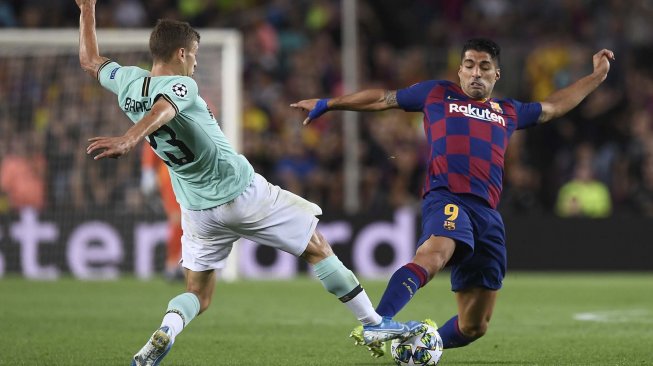 Gelandang Inter Milan Nicolo Barella bersaing dengan pemain depan Barcelona Luis Suarez selama pertandingan sepak bola Grup F Liga Champions  antara Barcelona melawan Inter Milan di Stadion Camp Nou, Barcelona, Spanyol, Kamis (3/10) dini hari WIB. [Josep LAGO / AFP]