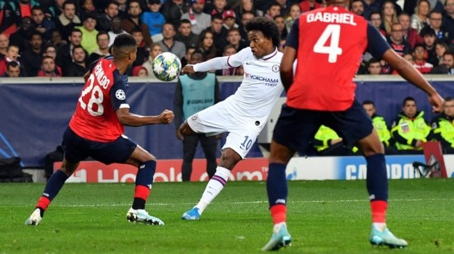 Pemain sayap Chelsea, Willian berancang-ancang melepas tendangan ke gawang Lille pada gelaran Liga Champions 2019/20 di Stadion Pierre-Mauroy, Kamis (3/10/2019). (DENIS CHARLET / AFP)