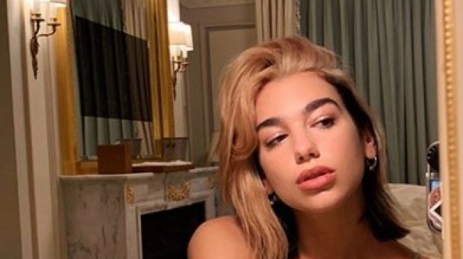 Kejutan! Dua Lipa Mendadak Ganti Warna Rambut Pirang