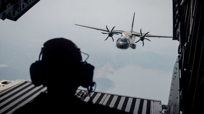 Pesawat CN 295 yang tergabung dalam Sembrani Flight Skadron Udara 2 Halim Perdanakusuma melakukan terbang formasi dalam rangka gladi bersih HUT ke-74 TNI di langit Purwakarta, Jawa Barat, Kamis (3/10). [ANTARA FOTO/Raisan Al Farisi]