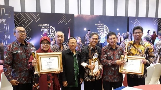 Rektor dan Sejumlah Dosen UGM Raih Academic Leader Award Kemristekdikti 2019. (Dok.UGM)