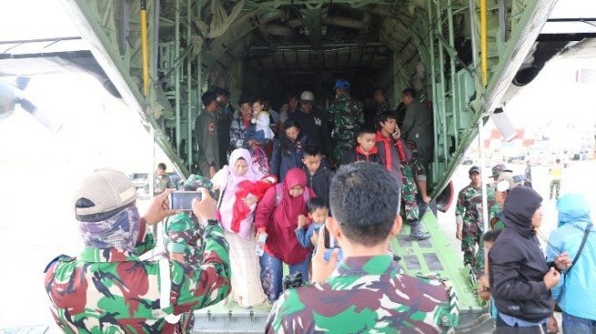 Suasana kedatangan pengungsi dari Wamena di Lanud Silas Papare (ANTARA News Papua/HO/Lanud Silas Papare)