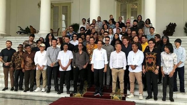 Sejumlah musisi yang terlibat di Konser Musik untuk Republik meminta restu ke Presiden Jokowi. [Instagram Sandy Pas Band]