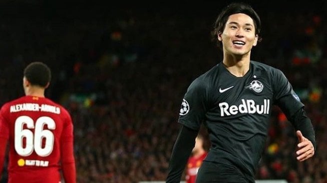 Penyerang FC Salzburg, Takumi Minamino merayakan gol saat membobol gawang Liverpool pada gelaran Liga Champions 2019/20, Kamis (3/10/2019), (Instagram/@championsleague)