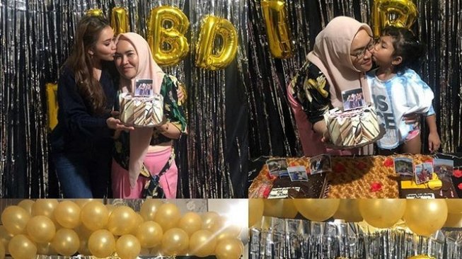 Ayu Ting Ting bersama ibu, Umi Kalsum yang berulang tahun. [Instagram]