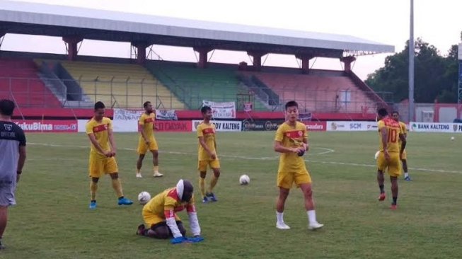 Sejumlah pemain Kalteng Putra melakukan sesi latihan jelang pertandingan melawan Barito Putera yang akan dilaksanakan di Stadion Tuah Pahoe besok sore di Palangka Raya, Jumat (4/10/2019). (ANTARA/Adi Wibowo). 