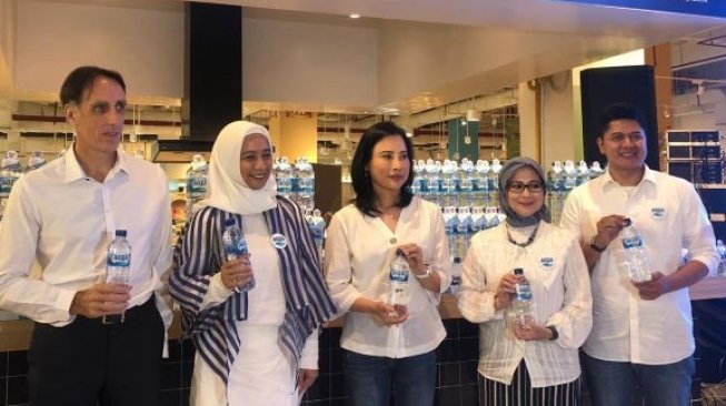  Peluncuran label baru Danone-AQUA dan peluncuran Pojok Hidrasi Sehat di Farmers Market, Summarecon Mall Serpong, Tangerang, Jumat, (4/10/2019). (Suara.com/Risna Halidi)