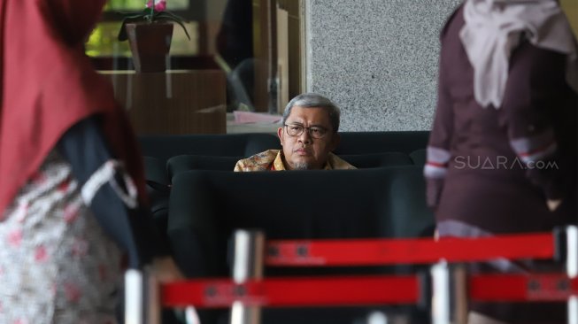 Mantan Gubernur Jawa Barat, Ahmad Heryawan bersiap melakukan pemeriksaan di Gedung KPK, Jakarta, Jumat (4/10). [Suara.com/Angga Budhiyanto]