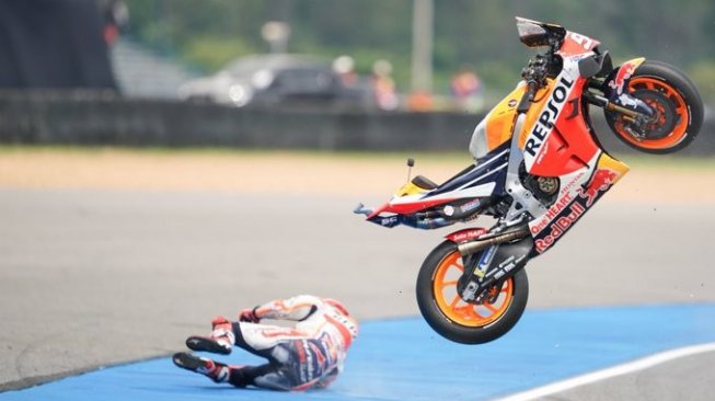 Marc Marquez saat mengalami highside di Sirkuit Buriram pada sesi latihan bebas pertama. (Twitter/@marcmarquez93)