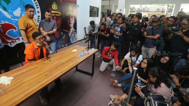 Artis Rifat Umar (RU) dihadirkan polisi saat menggelar rilis kasus narkoba di Polda Metro Jaya, Jakarta, Jumat (4/10). [Suara.com/Arya Manggala]