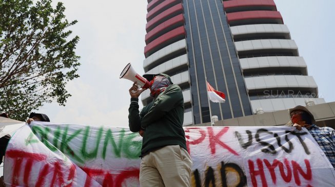 Sejumlah massa dari Wahana Lingkungan Hidup Indonesia (WALHI) melakukan unjuk rasa di depan Gedung KPK, Jumat (4/10). [Suara.com/Annga Budhiyanto]