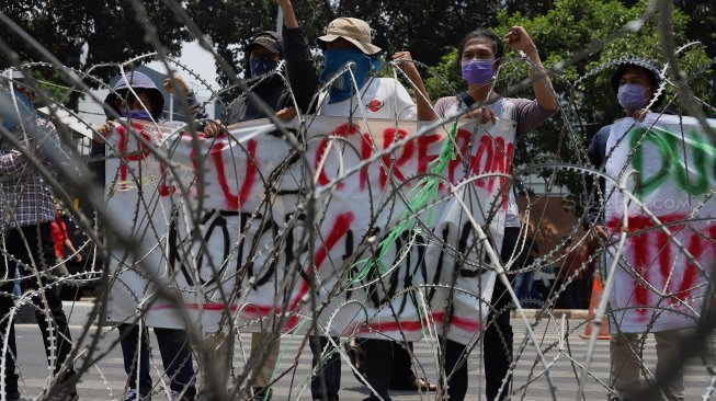 Sejumlah massa dari Wahana Lingkungan Hidup Indonesia (WALHI) melakukan unjuk rasa di depan Gedung KPK, Jumat (4/10). [Suara.com/Annga Budhiyanto]