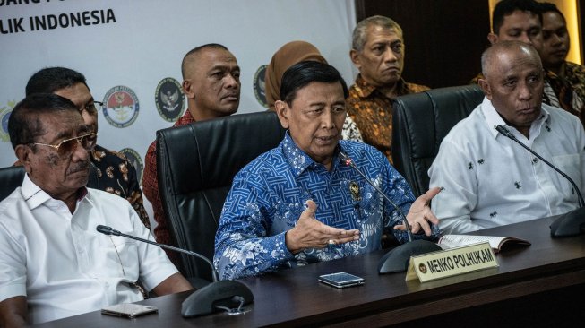 Menko Polhukam Wiranto memberikan keterangan pers terkait klarifikasi pernyataan tentang gempa Maluku, di Media Center Kantor Kemenko Polhukam, Jakarta, Jumat (4/10). [ANTARA FOTO/Aprillio Akbar]