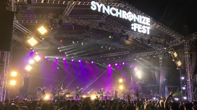 Erwin Gutawa dan orkestra bawakan lagu Chrisye di Panggung Synchronize Fest 2019 [Suara.com/Revi C Rantung]