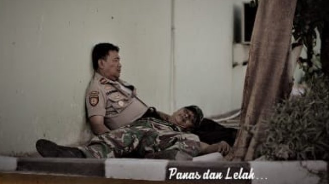 Foto anggota TNI tengah tertidur di paha anggota Polri. (Foto dok. Polri)