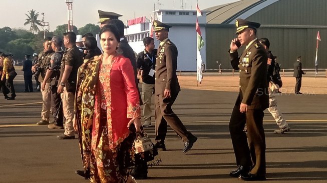 Tampak para undangan Hut TNI ke-74 berdatangan ke Pangkalan Udara (Lanud) Halim Perdanakusuma di Jakarta Timur (5/10/2019) [Suara.com/Yosea Arga Pramudita].