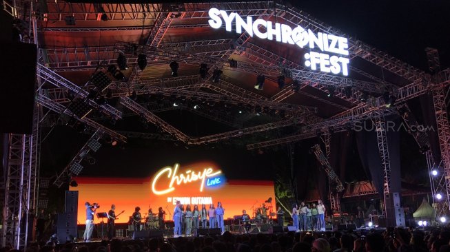 Erwin Gutawa dan orkestra bawakan lagu Chrisye di Panggung Synchronize Fest 2019 [Suara.com/Revi C Rantung]