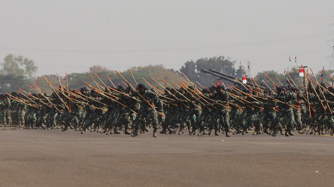 Pasukan TNI melakukan aksi demonstrasi keterampilan prajurit saat Upacara Perayaan HUT Ke-74 TNI di Taxy Way Echo Landasan Udara Halim Perdanakusuma, Jakarta Timur, Sabtu (5/10). [Suara.com/Angga Budhiyanto]