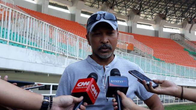 Pelatih timnas Indonesia U-19 Fakhri Husaini saat ditemui di Stadion Pakansari, Cibinong, Bogor, Sabtu (5/10/2019). (suara.com/Adie Prasetyo Nugraha).