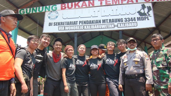 Pendaki asal Singapura yang terjebak kebakaran memberikan keterangan pers seusai berhasil dievakuasi ke posko Utama Gunung Raung, Kalibaru, Banyuwangi, Jawa Timur, Sabtu (5/10).  [ANTARA FOTO/Budi Candra Setya]