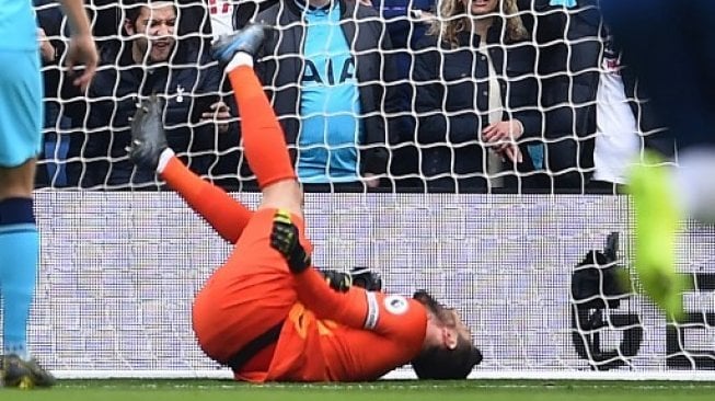 Penjaga gawang Tottenham Hotspur Hugo Lloris mengalami cedera saat menghadapi Brighton di ajang Liga Inggris, Sabtu (5/10/2019) [AFP]