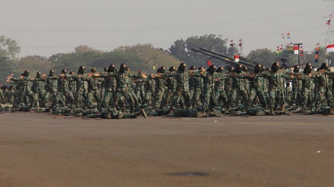 Pasukan TNI melakukan aksi demonstrasi keterampilan prajurit saat Upacara Perayaan HUT Ke-74 TNI di Taxy Way Echo Landasan Udara Halim Perdanakusuma, Jakarta Timur, Sabtu (5/10). [Suara.com/Angga Budhiyanto]