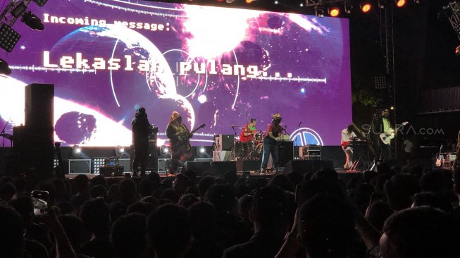 Pemapilan Barasuara di Synchronize Festival 2019, Jumat (4/10/2019) malam. [Revi C Rantung/Suara.com]