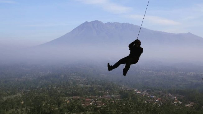 Hobi Wisata Ekstrem? Yuk Uji Nyali Sambil Liburan ke Gunung Katu