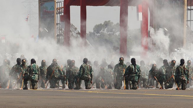 Pasukan TNI melakukan aksi demonstrasi keterampilan prajurit saat Upacara Perayaan HUT Ke-74 TNI di Taxy Way Echo Landasan Udara Halim Perdanakusuma, Jakarta Timur, Sabtu (5/10). [Suara.com/Angga Budhiyanto]