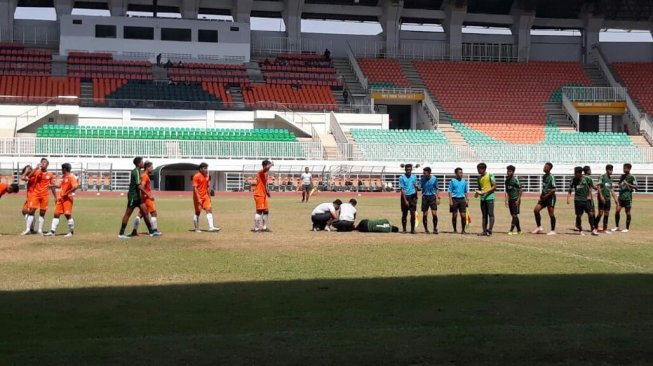 Laga uji coba timnas Indonesia U-19 vs Tim Pra PON DKI Jakarta di Stadion Pakansari, Cibinong, Bogor, Sabtu (5/10/2019). (Adie Prasetyo Nugraha/suara.com).