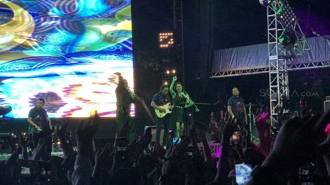 Penampilan Didi Kempot di Synchronize Festival 2019, Jumat (4/10/2019) malam. [Revi C Rantung/Suara.com]