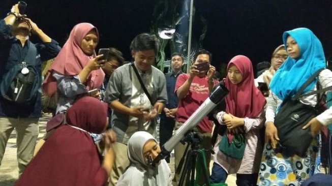 Antrian masyarakat yang ingin mencoba teleskop Handmade Mahasiswa UMS .(Suara.com/Dimas Angga P) 