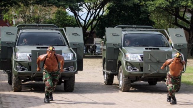 Rayakan Ulang Tahun, Parade Kendaraan TNI Sungguh Keren