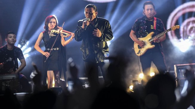 Penyanyi Didi Kempot tampil membawakan sejumlah lagu hits-nya pada hari pertama Synchronize Fest 2019 di  Gambir Expo, Kemayoran, Jakarta, Jumat (4/10). [ANTARA FOTO/Muhammad Adimaja]