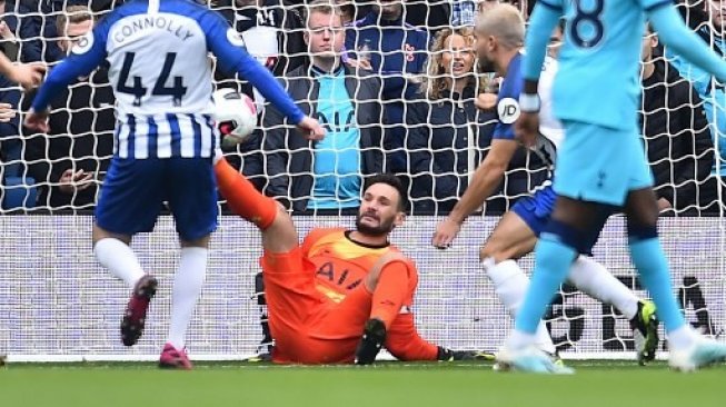 Penjaga gawang Tottenham Hotspur Hugo Lloris mengalami cedera saat menghadapi Brighton di ajang Liga Inggris, Sabtu (5/10/2019) [AFP]