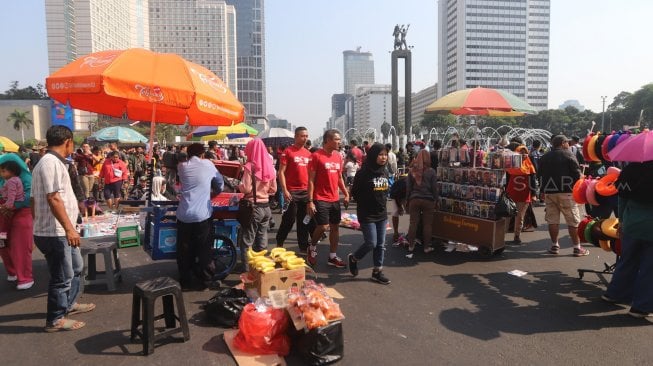 Sejumlah Pedagang Kaki Lima (PKL) berjualan di kawasan Car Free Day (CFD), Bundaran HI, Jakarta, Minggu (6/10). [Suara.com/Arya Manggala]