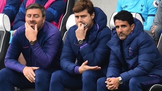 Manajer Tottenham Hotspur, Mauricio Pochettino (tengah) mengamati timnya saat bertanding melawan Brighton dalam laga lanjutan Liga Inggris 2019/2020 di AMEX Stadium, Sabtu (5/10/2019) malam WIB. [Glyn KIRK / AFP]