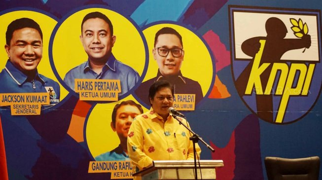 Menteri Perindustrian yang juga Ketua Umum Partai Golkar Airlangga Hartarto, memberi arahan saat menutup Rapat Kerja Nasional (Rakernas) dan Orientasi DPP KNPI di Jakarta, Minggu (6/10).[Suara.com/Oke Atmaja]

