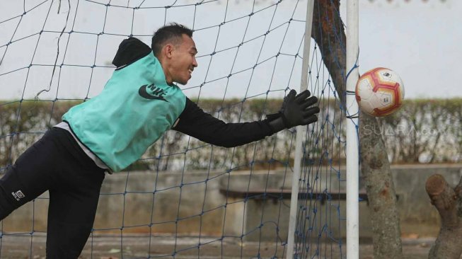 Sejumlah pemain Garuda INAF (Indonesia Amputee Football) menjalani sesi latihan di lapangan Rumah Sakit Dr Suyoto, Bintaro, Jakarta Selatan, Sabtu (28/9). [Suara.com/Arya Manggala]