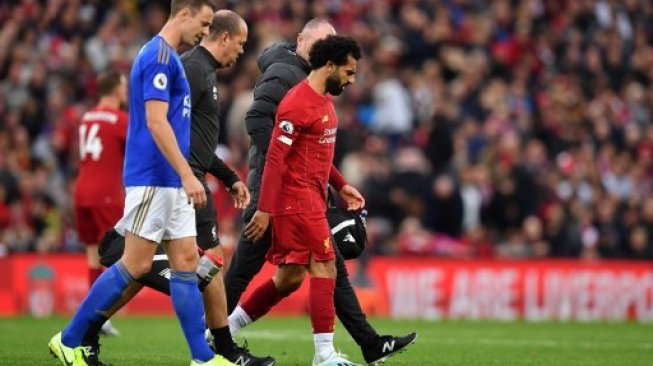 Mohamed Salah nampak meringis kesakitan usai mendapat tekel dari gelandang Leicester City, Hamza Choudhury. (PAUL ELLIS / AFP)