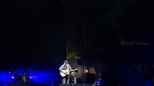 Iwan Fals tampil di Synchronize Fest 2019 yang dihelat di Gambir Expo Kemayoran, Jakarta Pusat pada Sabtu (5/10/2019). (Suara.com/Revi Cofans Rantung)