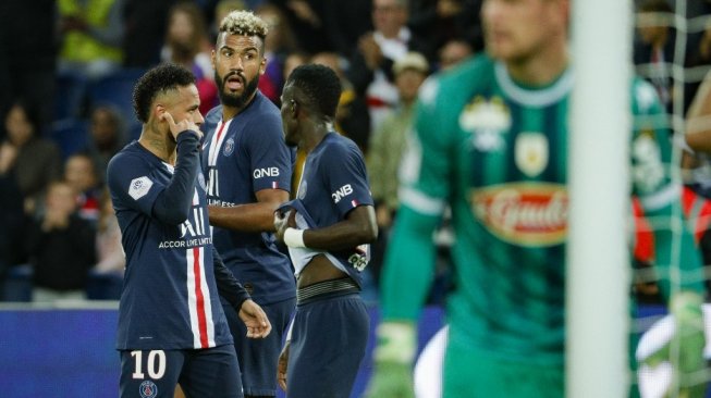 Penyerang PSG, Neymar melakukan selebrasi usai mencetak gol ke gawang Angers pada lanjutan Ligue 1 2019/20 di Stadion Parc des Princes, Sabtu (5/10/2019). (GEOFFROY VAN DER HASSELT / AFP)