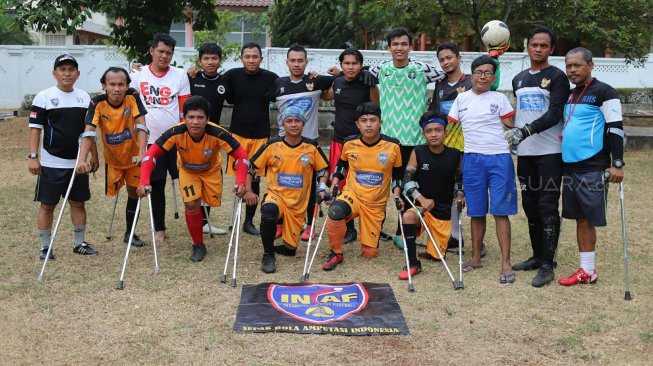 Sejumlah pemain Garuda INAF (Indonesia Amputee Football) berfoto bersama usai menjalani sesi latihan di lapangan Rumah Sakit Dr Suyoto, Bintaro, Jakarta Selatan, Sabtu (28/9). [Suara.com/Arya Manggala]