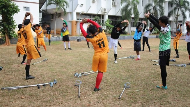 Sejumlah pemain Garuda INAF (Indonesia Amputee Football) melakukan pemanasan sebelum menjalani sesi latihan di lapangan Rumah Sakit Dr Suyoto, Bintaro, Jakarta Selatan, Sabtu (28/9). [Suara.com/Arya Manggala]