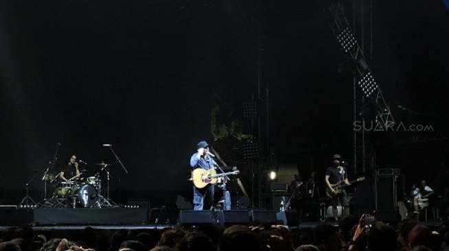 Iwan Fals tampil di Synchronize Fest 2019 yang dihelat di Gambir Expo Kemayoran, Jakarta Pusat pada Sabtu (5/10/2019). (Suara.com/Revi Cofans Rantung)