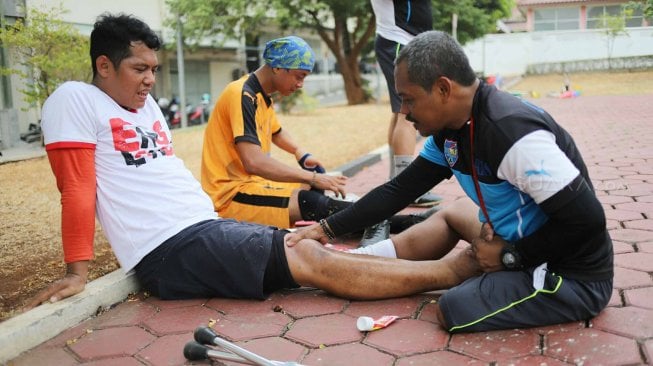 Sejumlah pemain Garuda INAF (Indonesia Amputee Football) beristirahat usai menjalani sesi latihan di lapangan Rumah Sakit Dr Suyoto, Bintaro, Jakarta Selatan, Sabtu (28/9). [Suara.com/Arya Manggala]