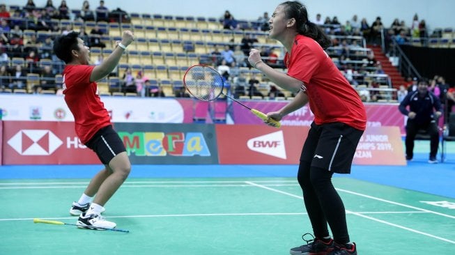 Ekpresi pasangan ganda putri Putri Syaikah/Febriana Dwipuji Kusuma saat menjadi penentu kemenangan Tim Indonesia atas China di final Kejuaraan Dunia Junior Bulutangkis 2019 di Kazan, Rusia, Sabtu (5/10/2019). [Humas PBSI]